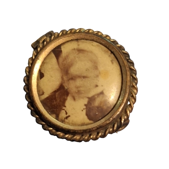 Jewelry - Vintage Gold-Tone Photo Locket Ring